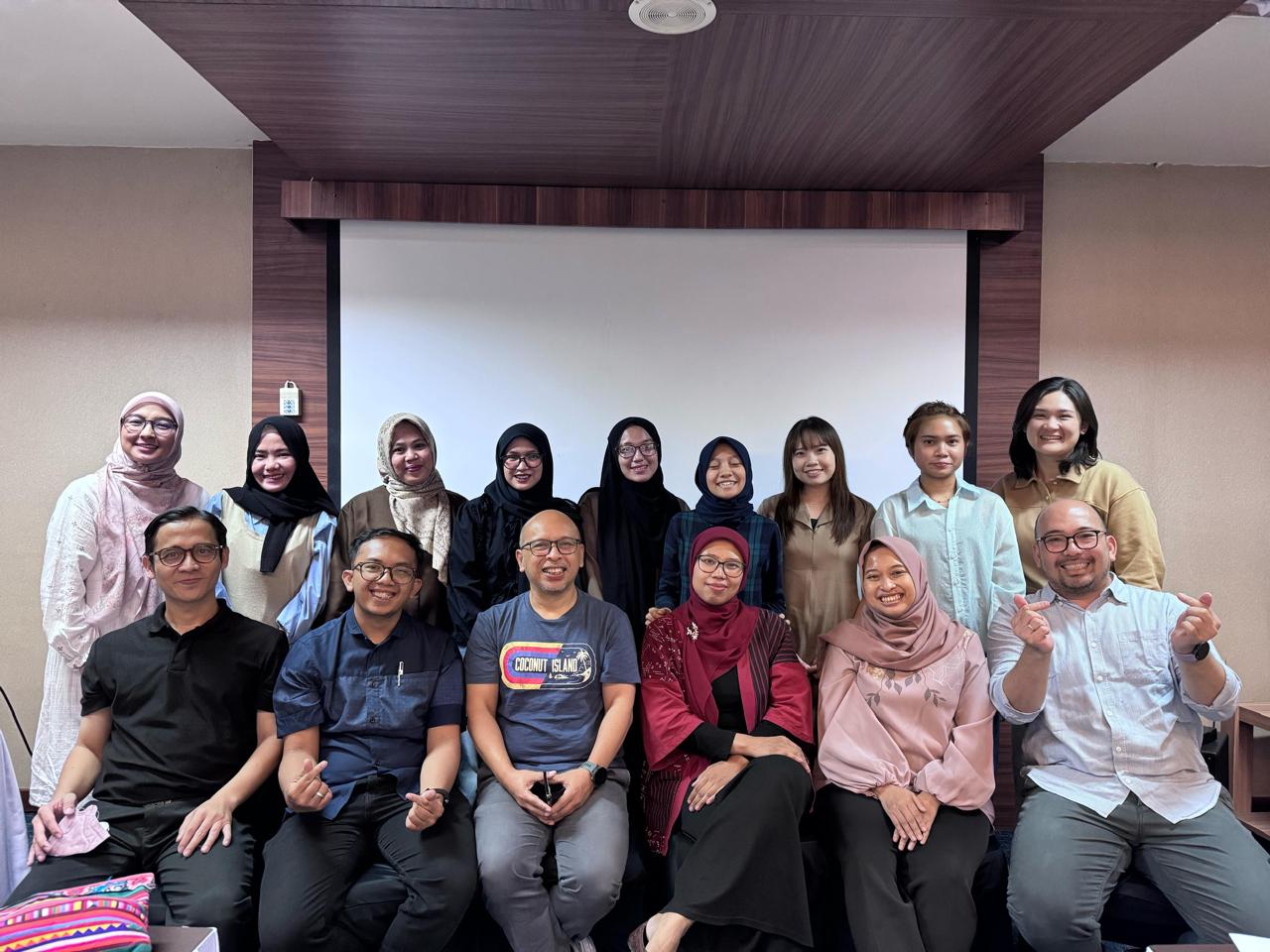 Tim peneliti KarakterKita sedang berdiskusi di Fakultas Psikologi Universitas Padjadjaran